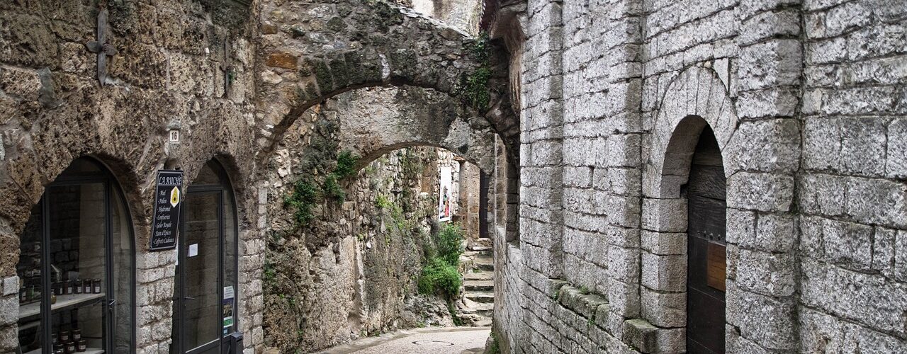 herald, saint-guilhem-le-desert, town-3759166.jpg
